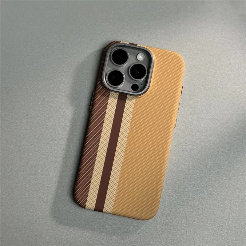 Чехол с карбоновой текстурой и MagSafe для iPhone 12-17 Pro Max