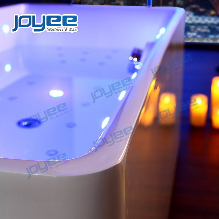 Угловая акриловая ванна Jacuzzi с гидромассажем и душем