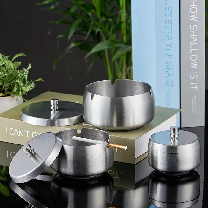 Guangdong Factory Wholesale Stainless Steel Metal Cigar Cigarette Car Standing Gold Silver Black Promotion Pedestal Ash Tray Ashtray with Lid Costom Logo Gift