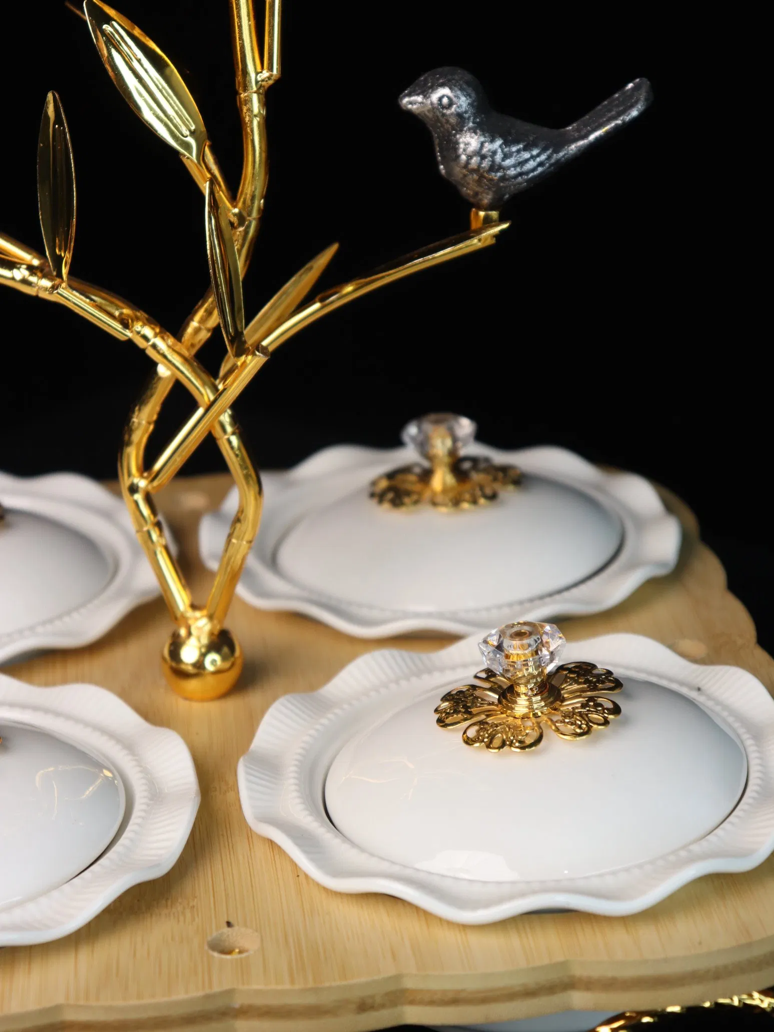 Home Ornament Gold-Plated Iron Frame with Large Size Four-Panel White Ceramic Bowl