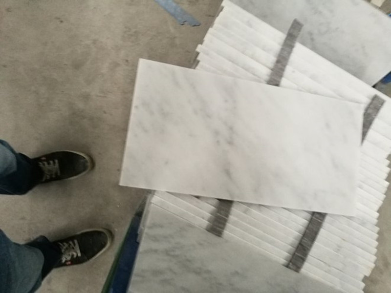 Плитка из белого каррарского мрамора для пола и стен