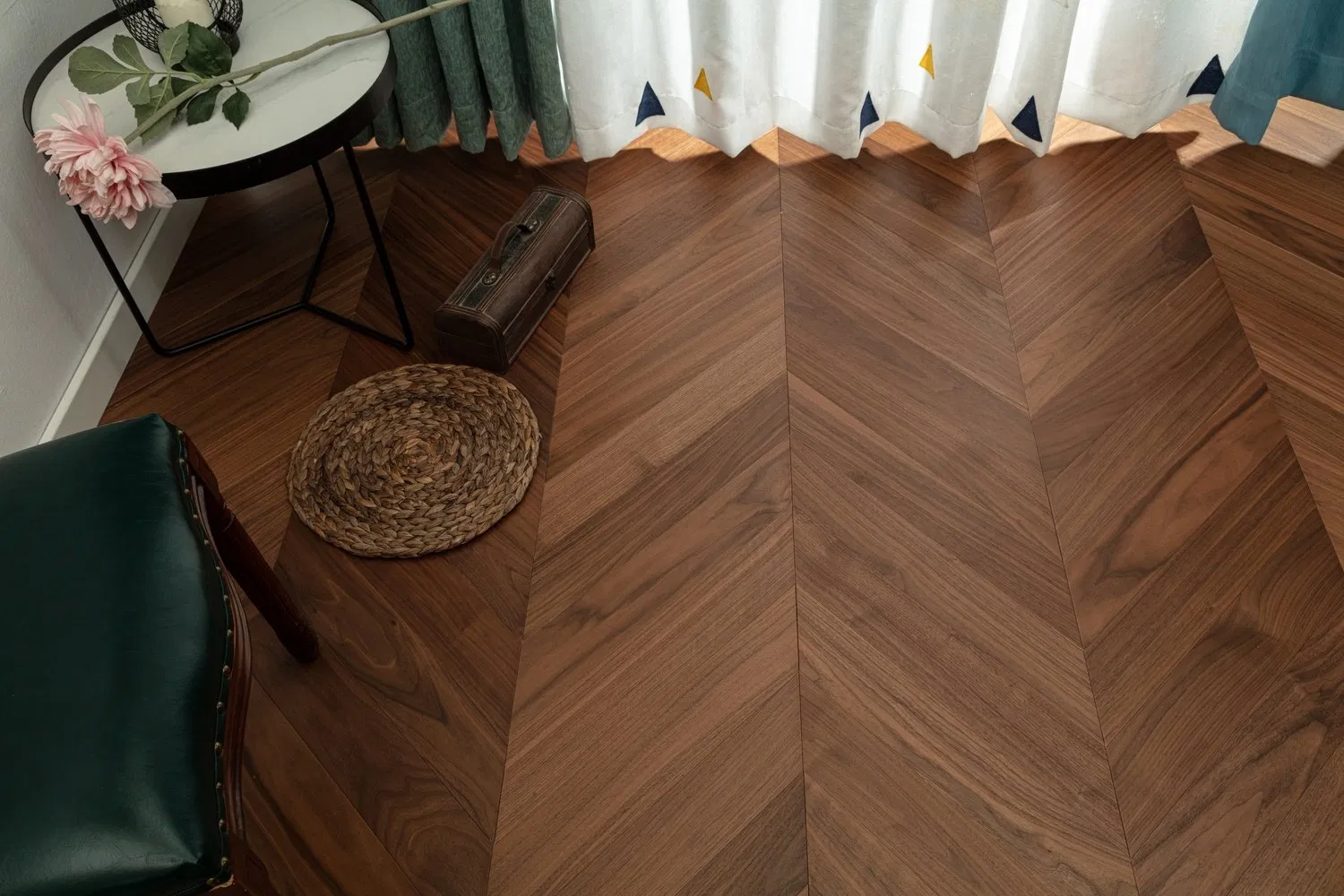 Паркетная доска из американского ореха с гладкой поверхностью