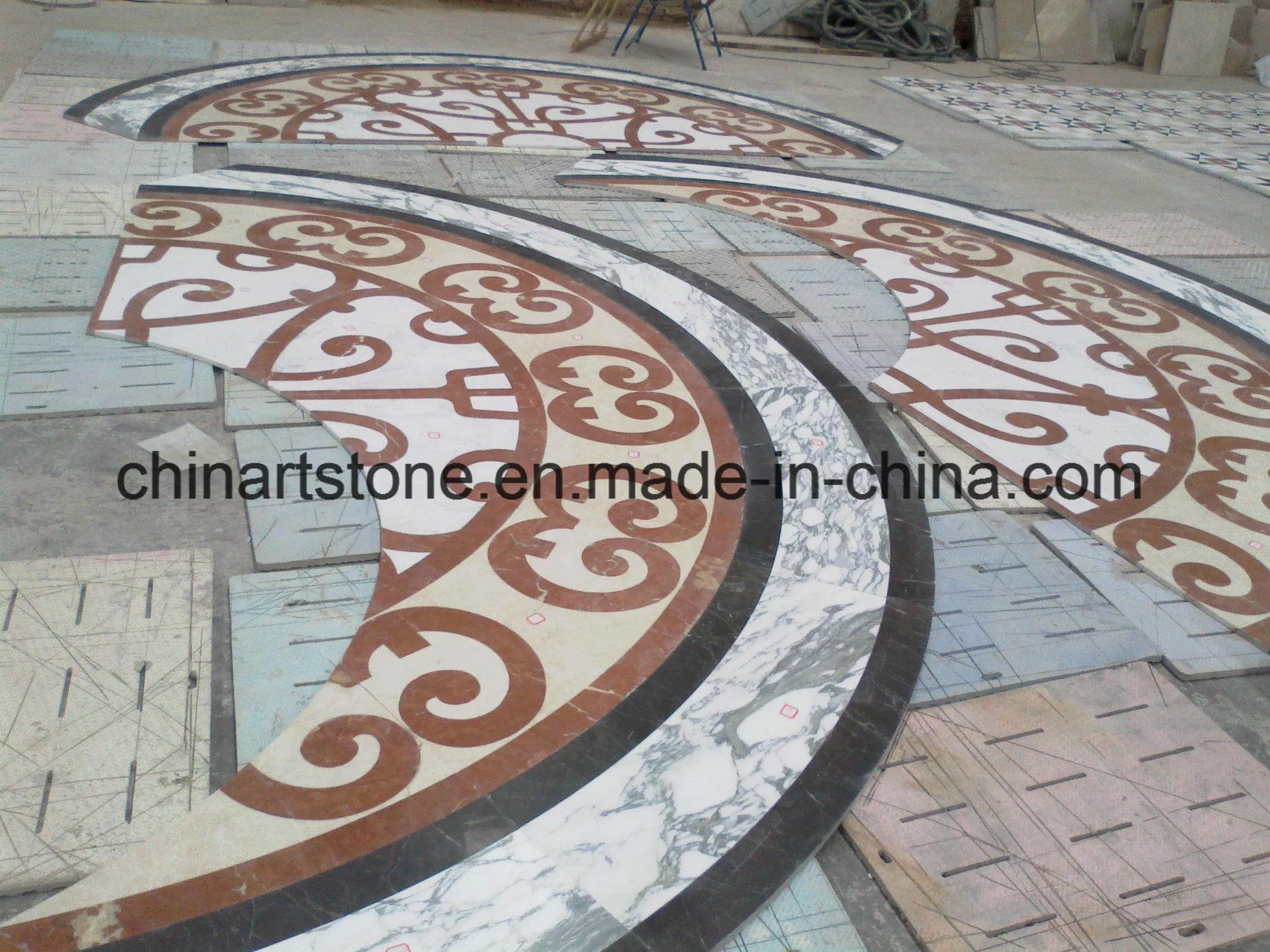 Мозаика из мрамора с водно-струйным узором для пола