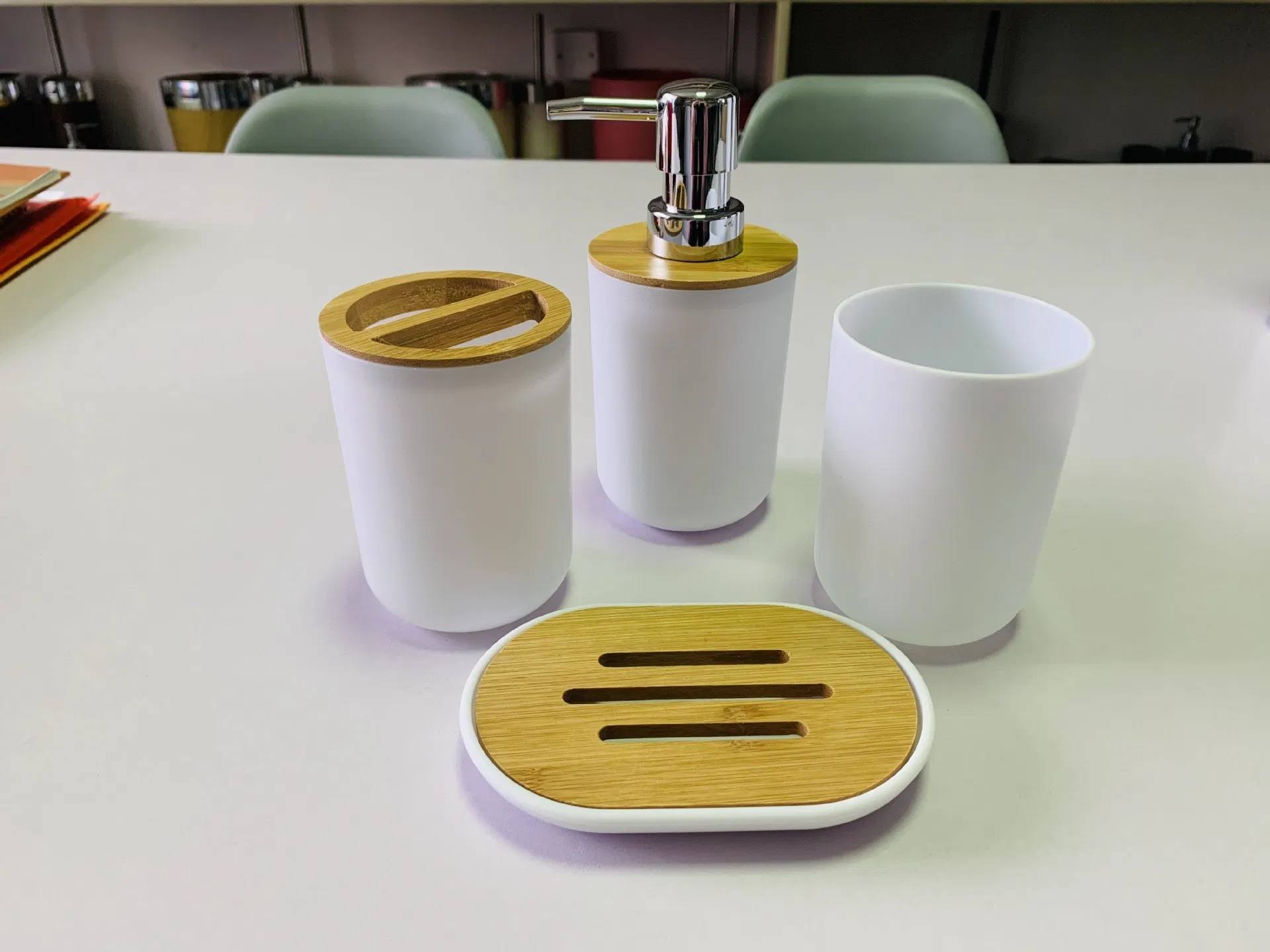 Держатель для зубных щеток с бамбуковой крышкой, 4 предмета