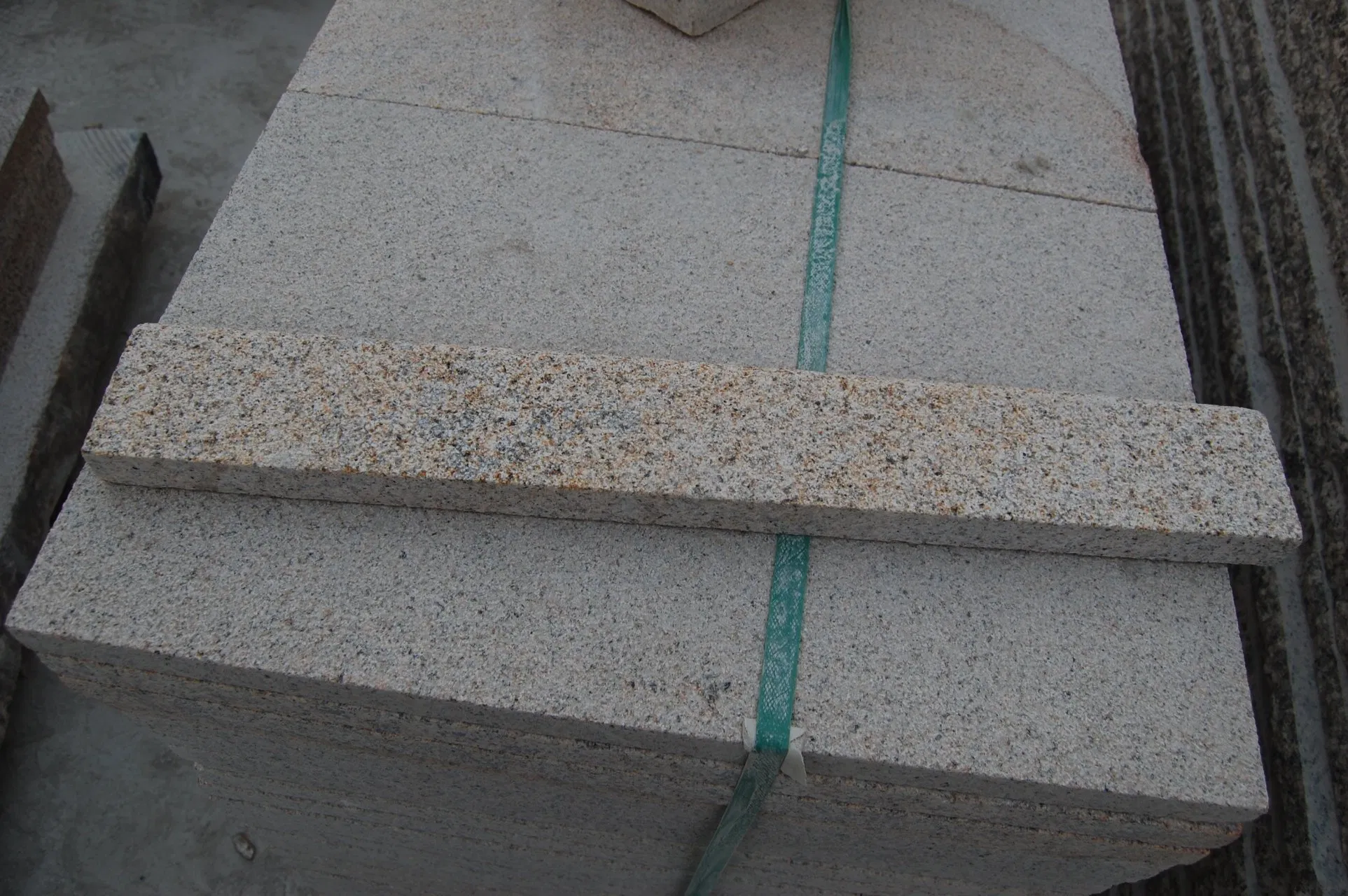 G682 Golden Sand Yellow/Rusty Granite Paving Stone with Bushhammered Flamed Saw Cut Surface