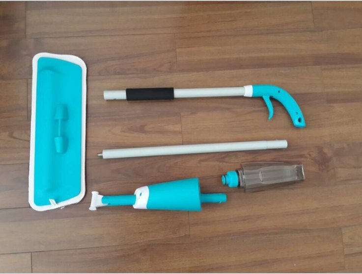 Волшебная швабра-распылитель с микрофиброй для пола и окон