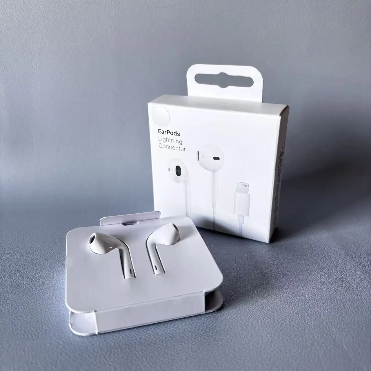 Беспроводные наушники-вкладыши с кабелем, управление музыкой