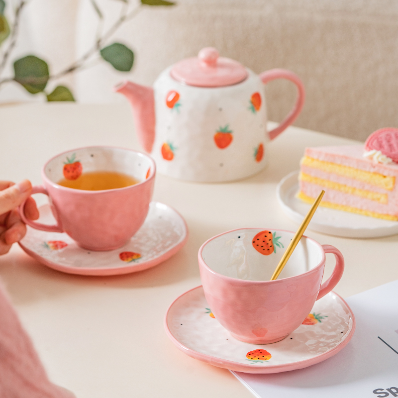 Керамическая чашка с блюдцем ручной росписи 'Клубника'