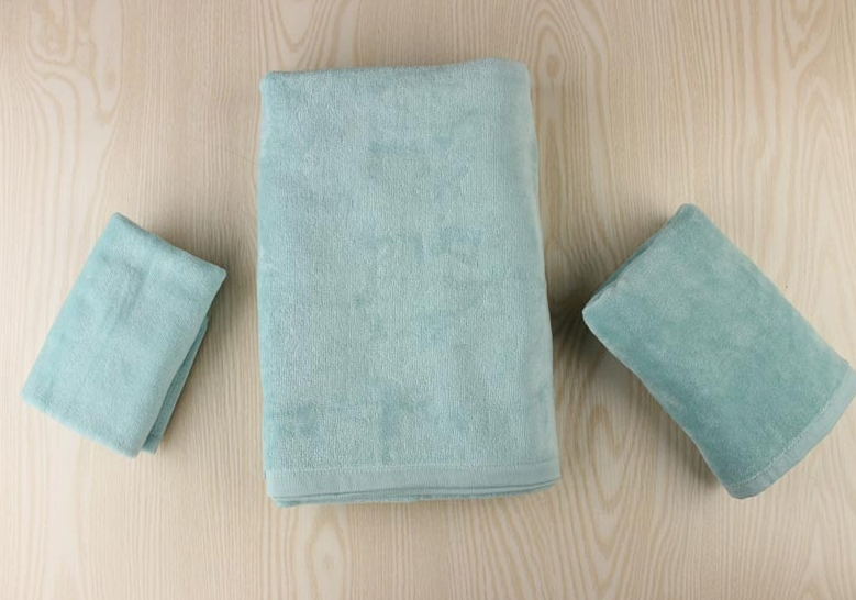 Soft Cotton Bath Towel Set with Embroidered Logo Solid Color for Adults