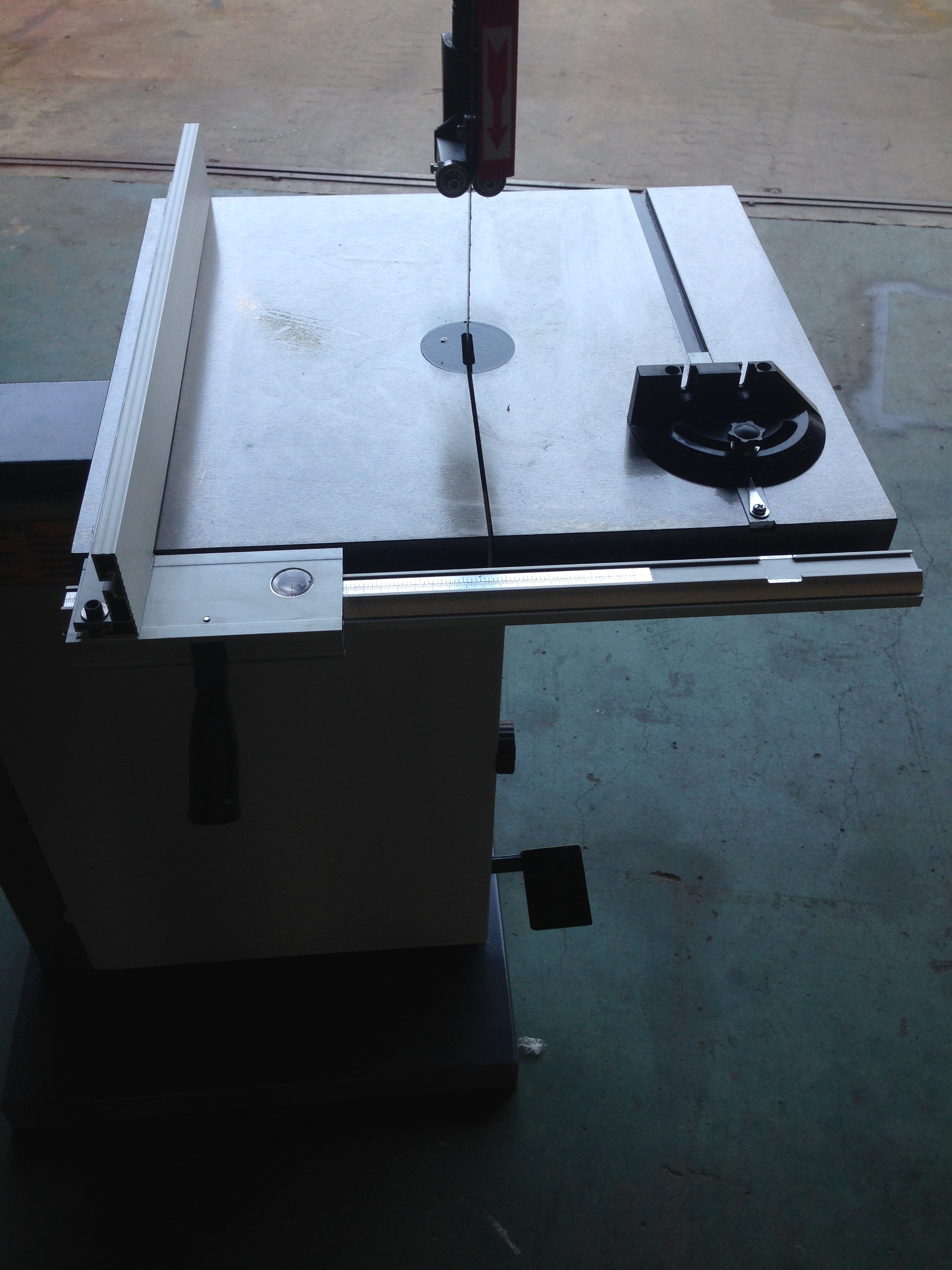 Ленточная пила по дереву вертикальная универсальная 28 дюймов