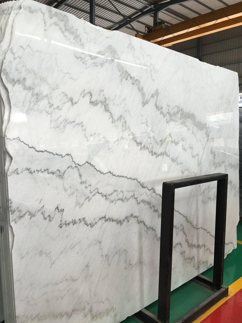 Мраморные плиты Bianco Carrara Statuario для столешниц
