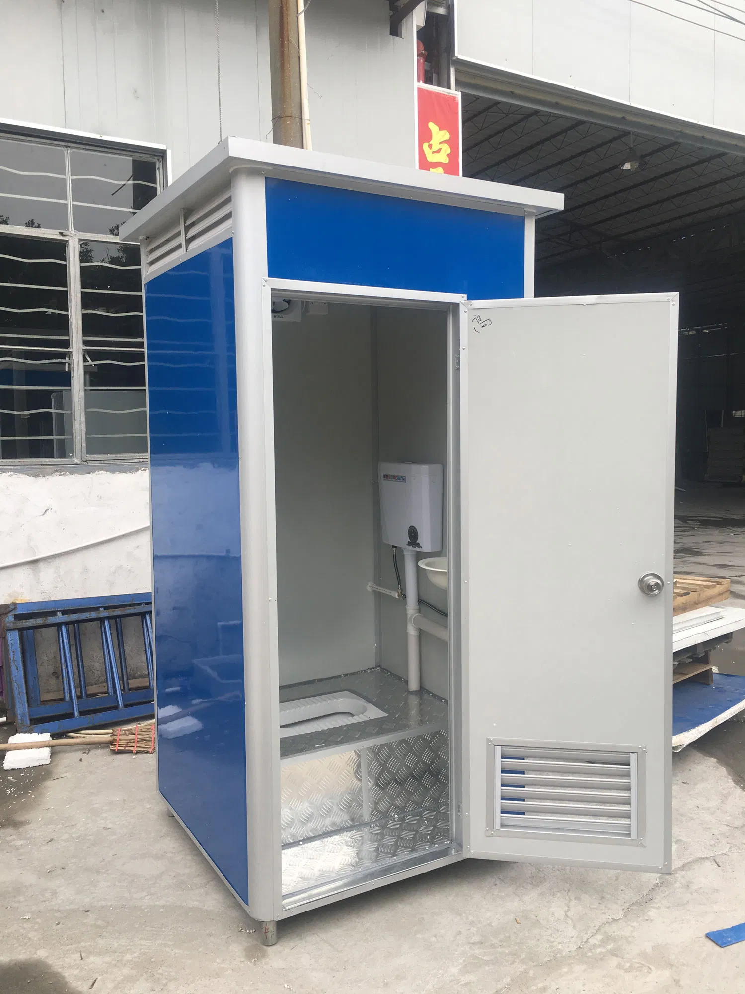 China Factory Manufactured Prefabricated Sandwich Panel Outdoor Mobile Portable Toilet 