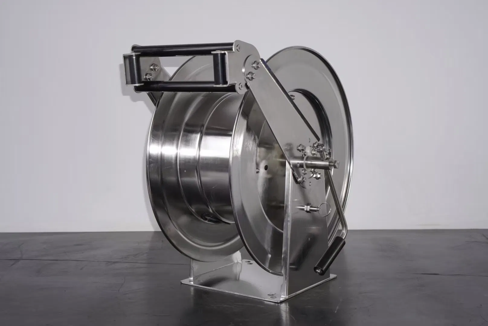 Spring Type and Hand Crank Type 304 Stainless Steel Wall-Mounted Hose Reel