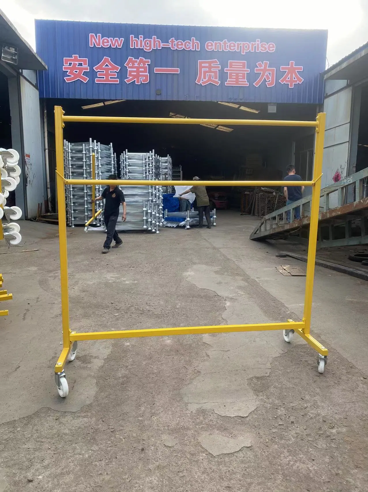 Передвижная вешалка для одежды на колесах