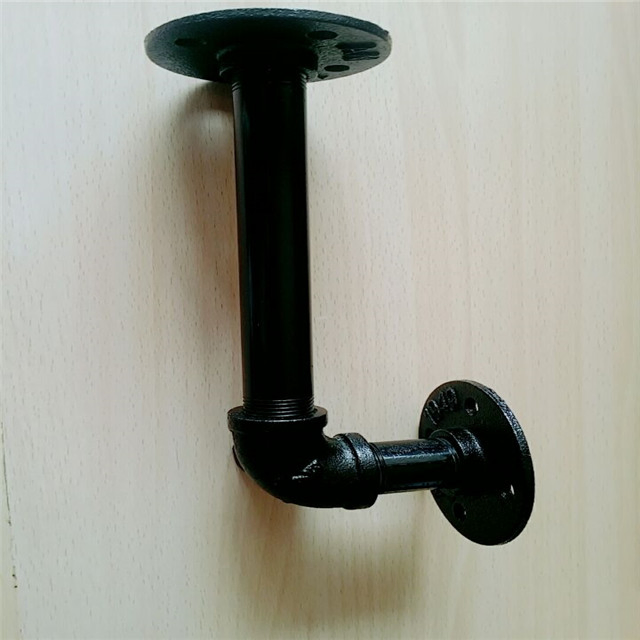 Кронштейн для полки из чугунной трубы в индустриальном стиле