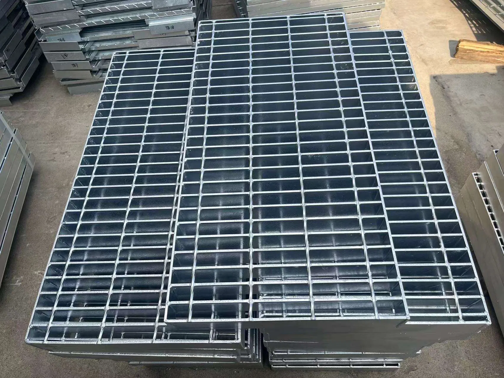 Custom Art Floor Drainage Grille Non-Slip Walkway Grid Steel Mesh Grating Tree Pool Grid Cover