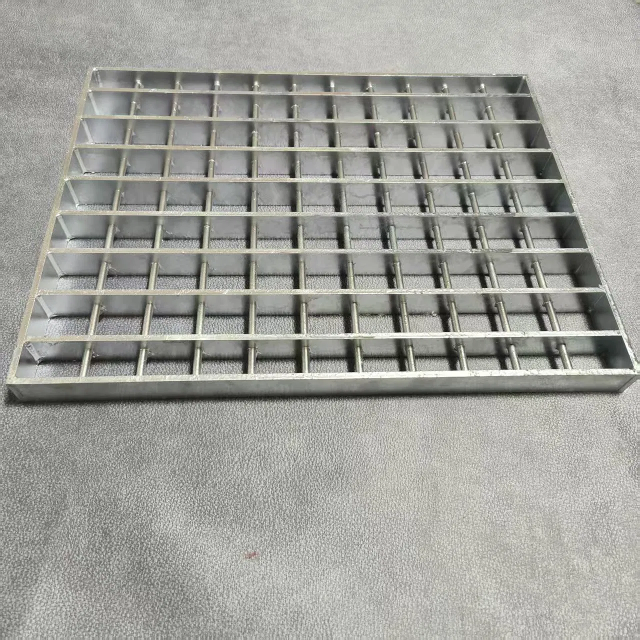 Type SL Swage-Locked Steel Bar Grating Used in Floors, Walkways, Platforms and Bridge Decking