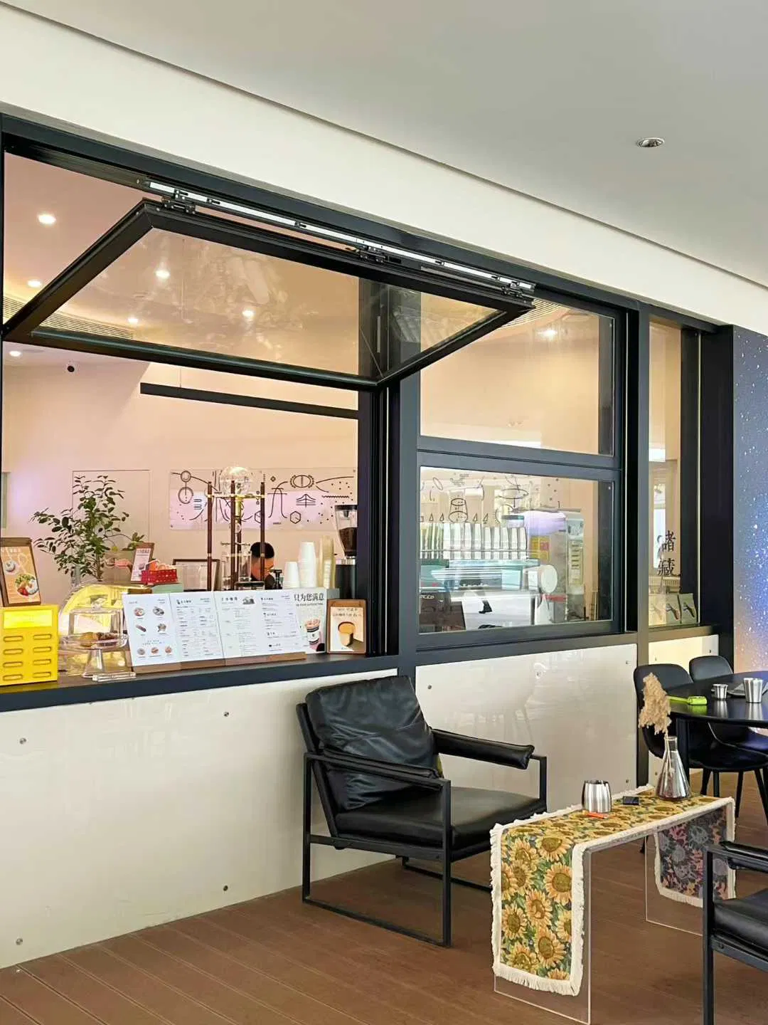 Trendy Restaurant Aluminum Folding & Sliding Windows Factory Direct - Custom Top-Bottom Design for Cafe & Bubble Tea Shop