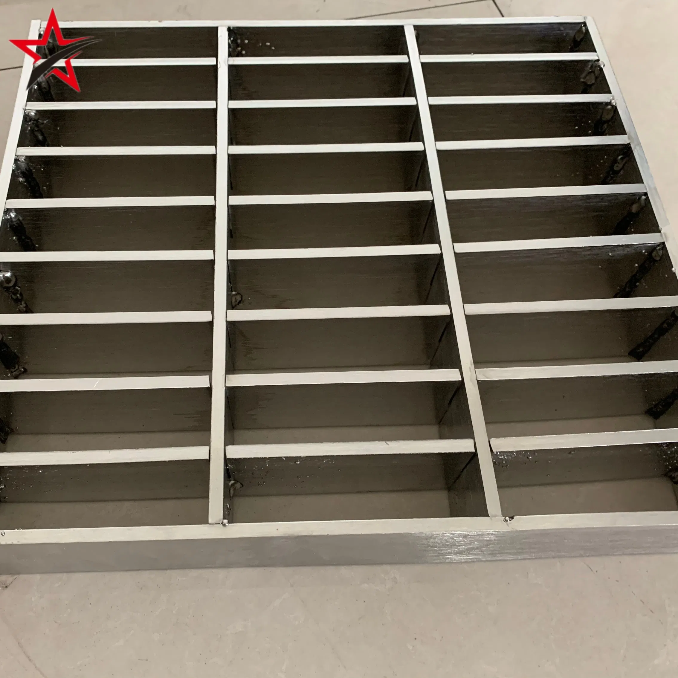 Heavy-Duty Plug-in Steel Grating for Industrial and Commercial Use