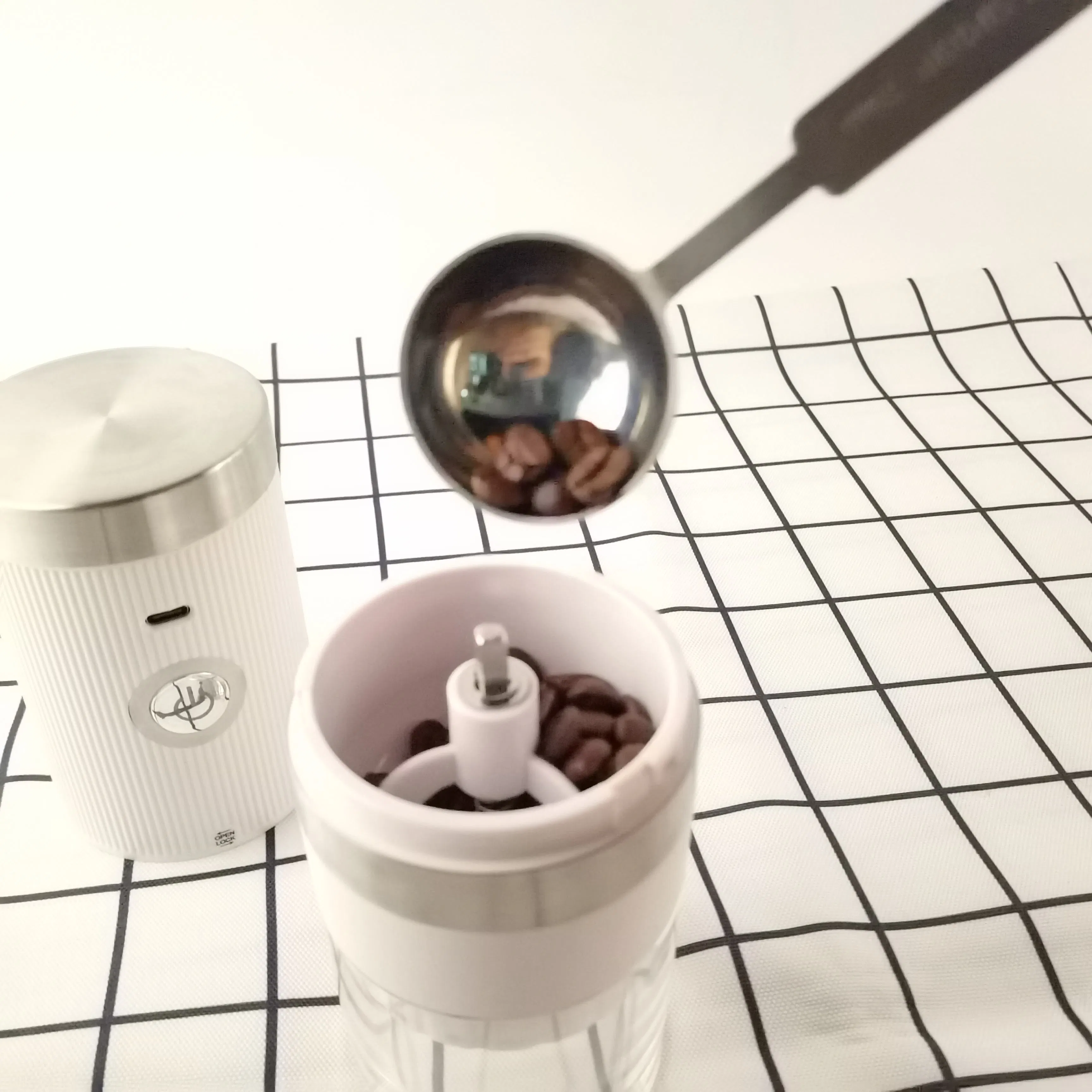 New Arrival Automatic Coffee Mill Mini USB Rechargeable Electric Coffee Bean Grinder Ceramic Core