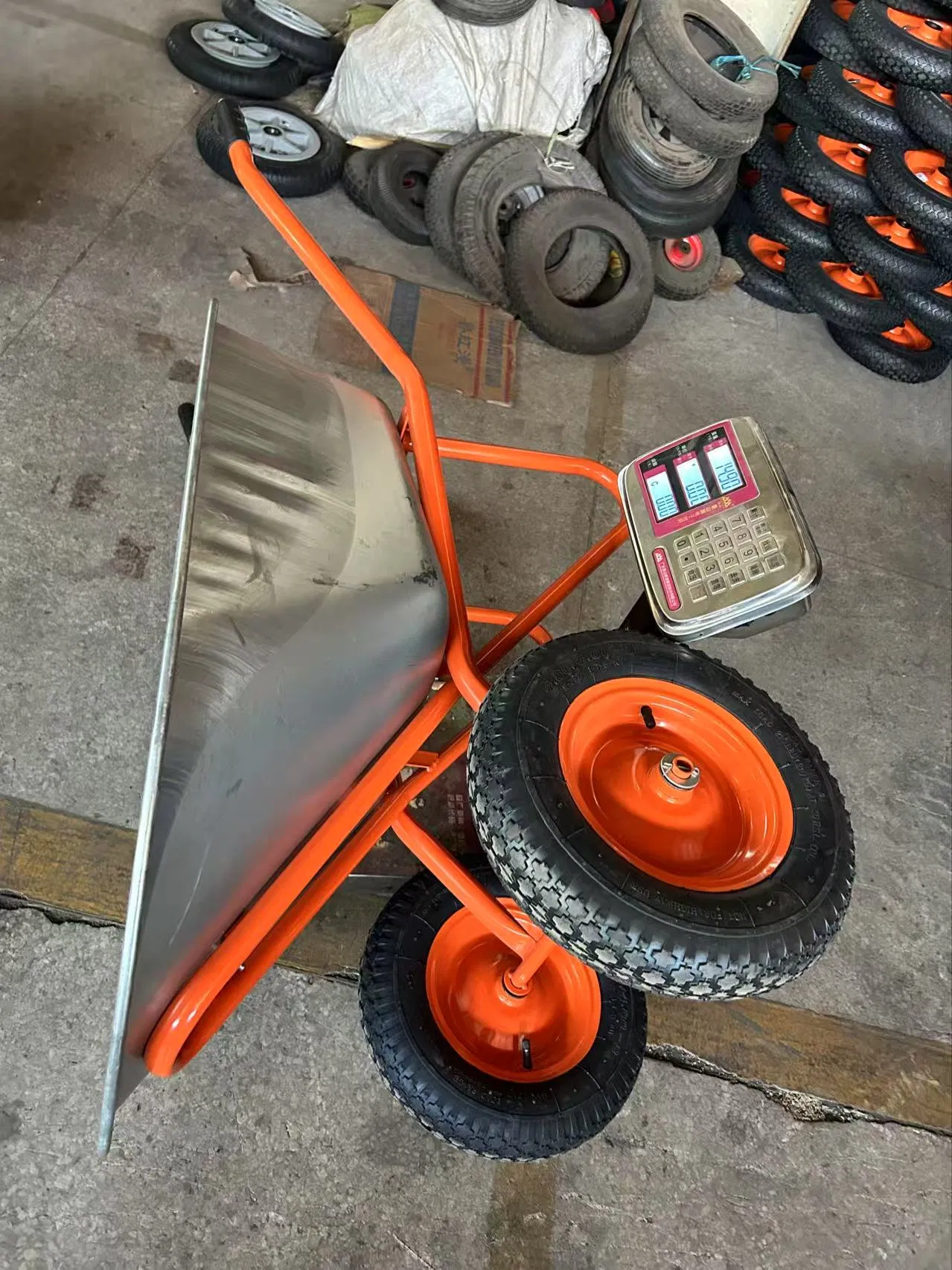 Heavy Duty Russia Double Wheel of Wheelbarrow Wb5009s Galvanized Tray Wheelbarrow Manufacturer