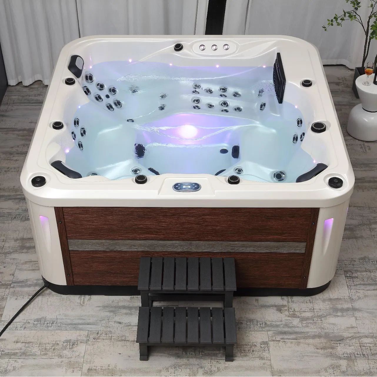 Уличный спа-бассейн с гидромассажем на 4-6 человек