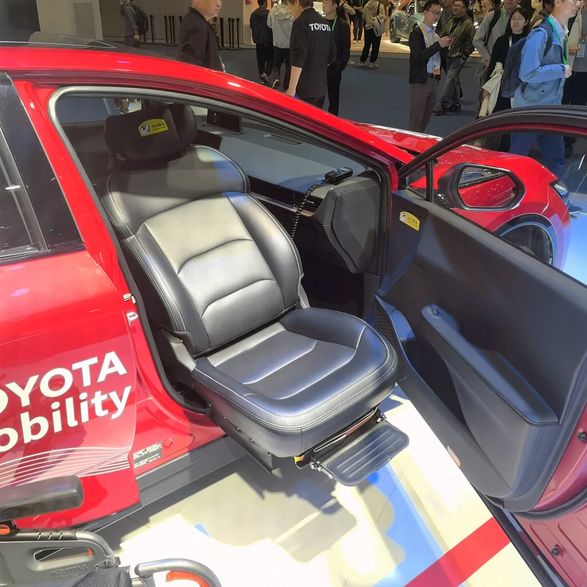 Программируемое поворотное кресло для маломобильных пассажиров