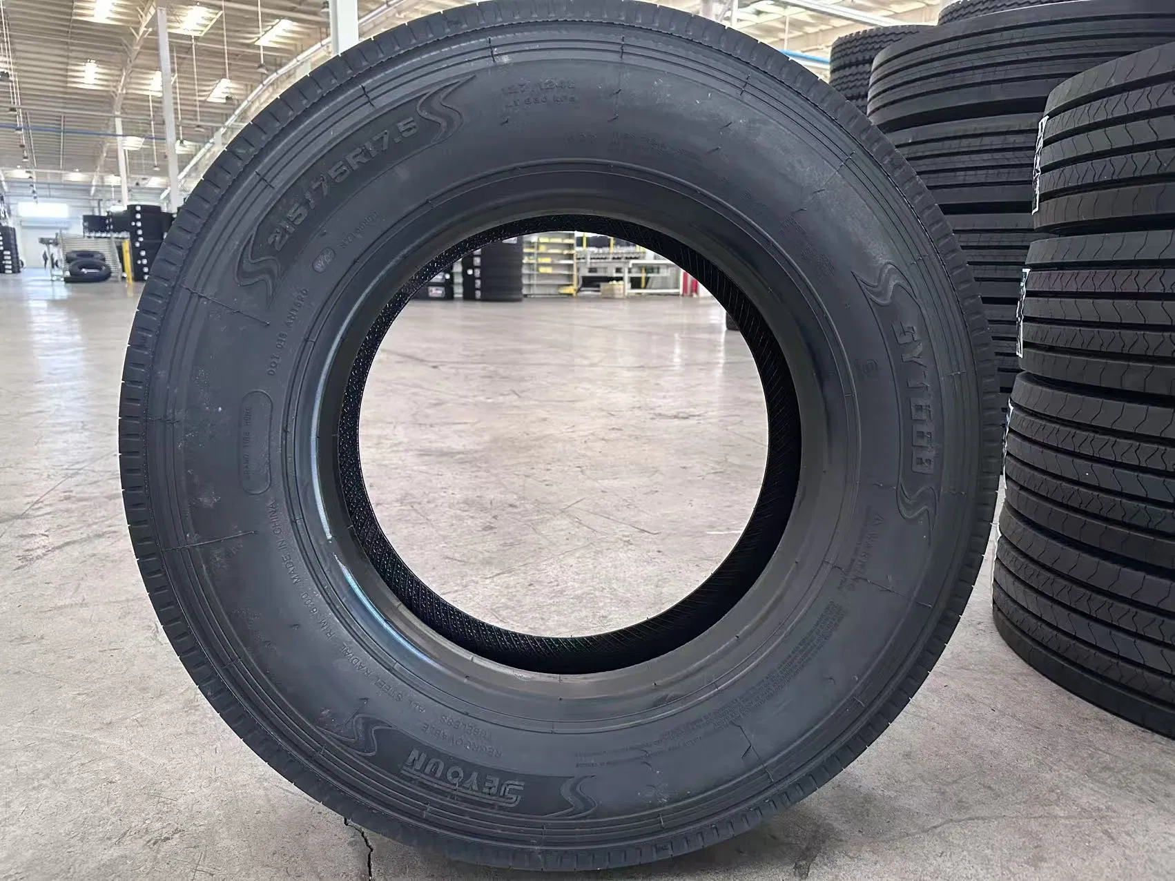 Шина грузовая 215/75 R17.5 с блочным протектором