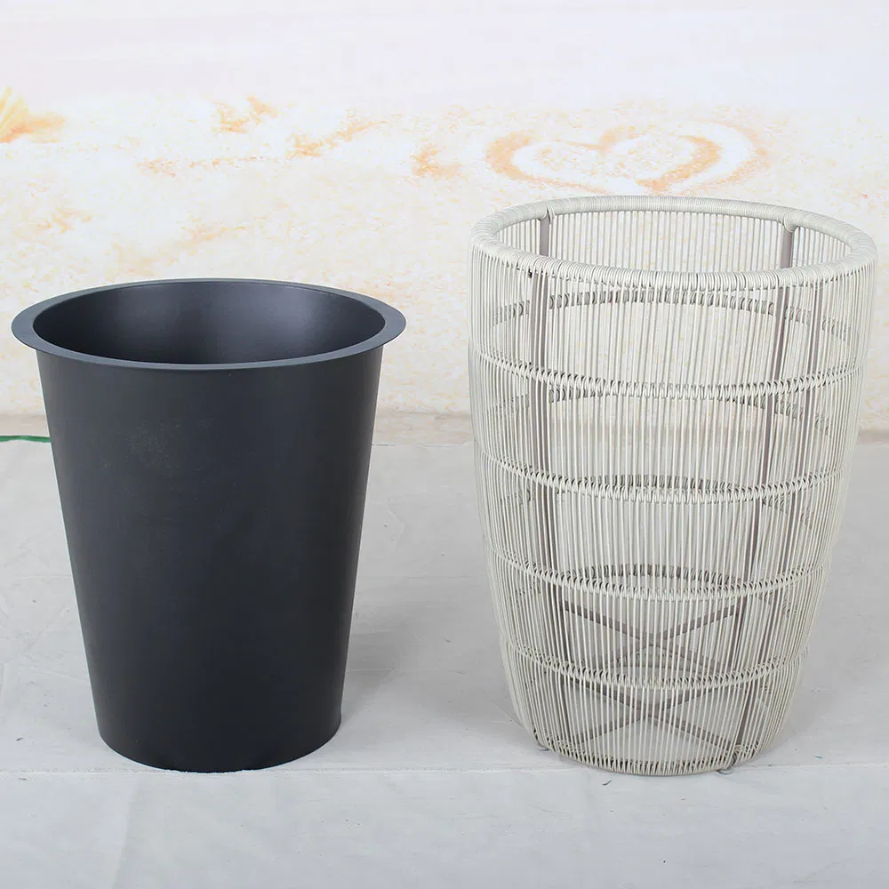 Белая плетёная мусорная корзина на колёсах