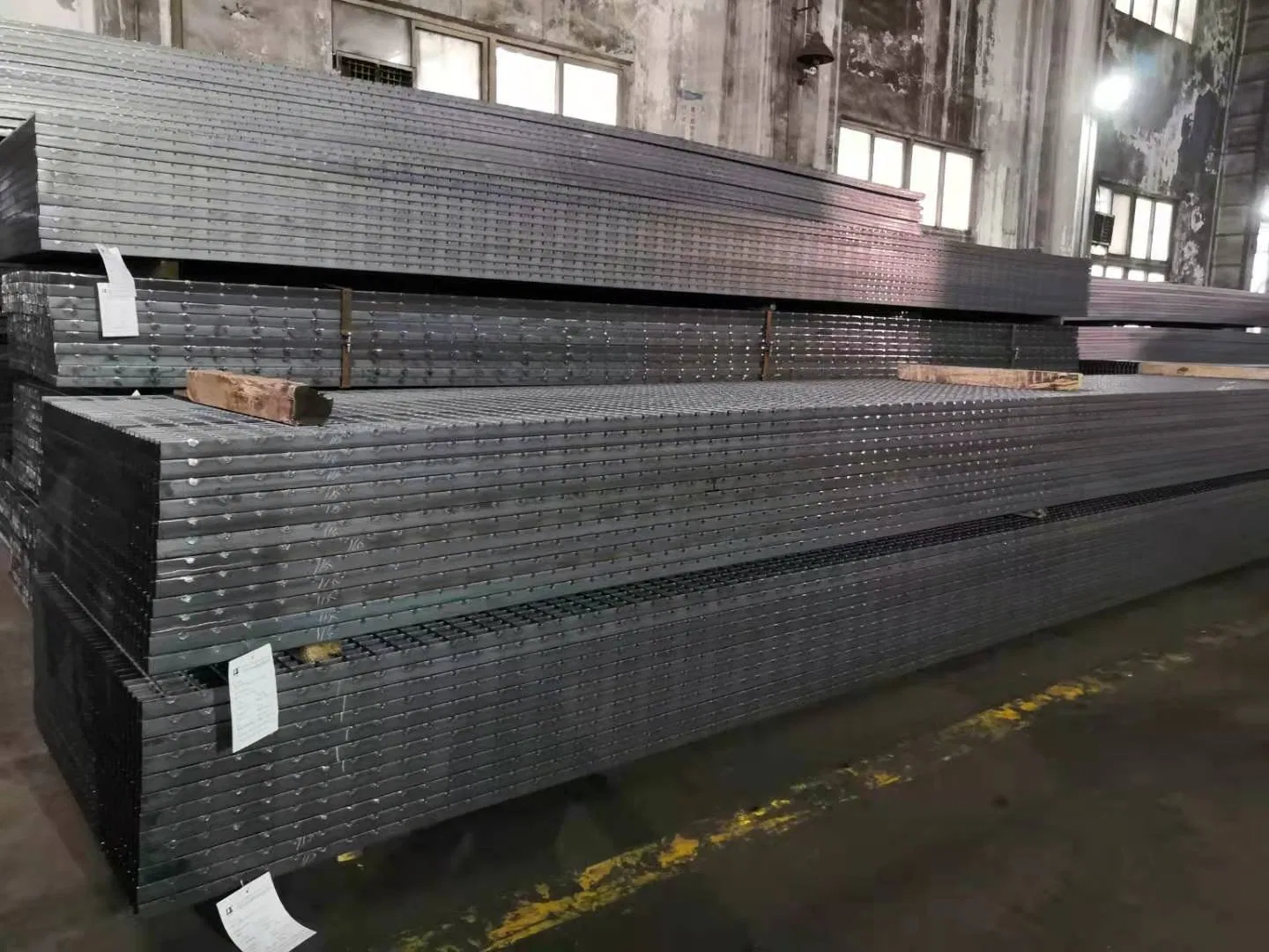 Hot DIP Galvanized Mill Finish Plain Type or Serrated Type Steel Walking Bar Grating with CE Approval for Industry Flooring and Mezzanine Grating