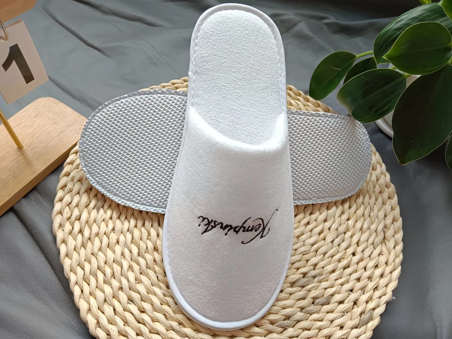 Shiney Poly Velour Disposable Plush Slippers Embroidery Eco-Friendly Indoor Washable Bathroom Polyeaster Cheap EVA Hotel Slippers Wholesale Nap SPA Slippers