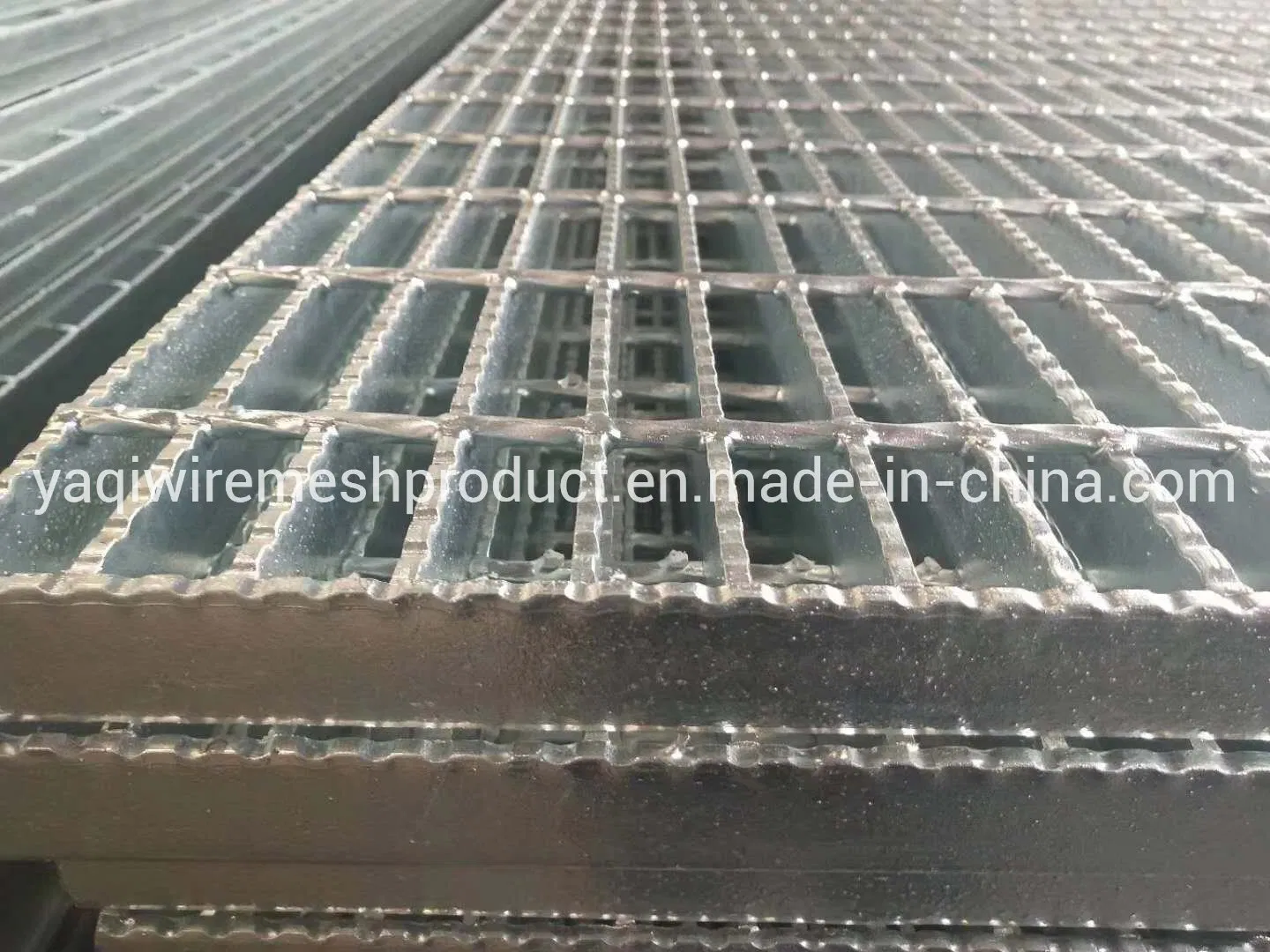 900mm Serrated Hot DIP Galvanized Steel Grating Industrial Walkway Bar Grating Drain Cover Steel Grating
