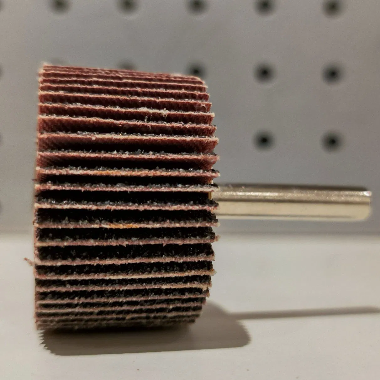 Абразивный лепестковый круг из циркония с валом