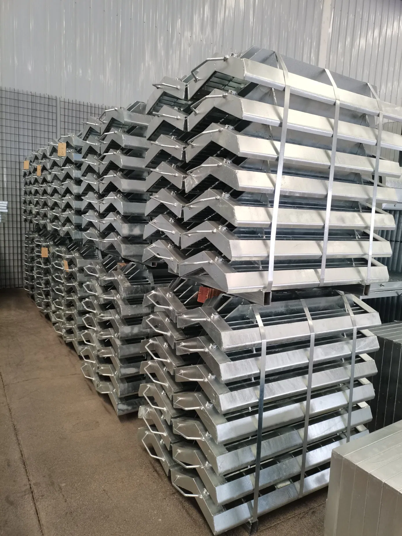 Решетка дренажная горячего цинкования, 325x40x100 мм