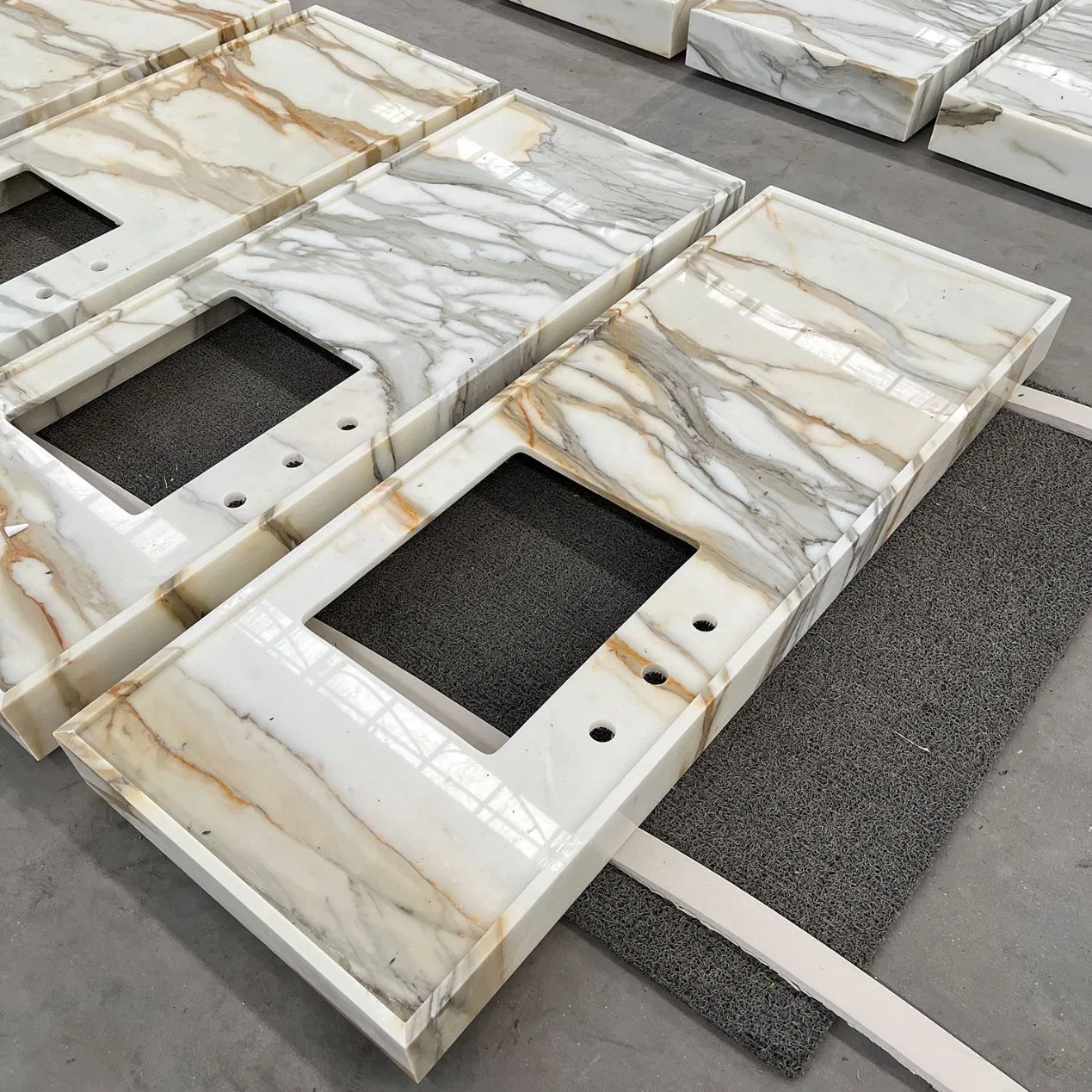 Chinese Factory Wholesale Modern Bathroom Cabinet Marble Calacatta Customized Vanity Top Design