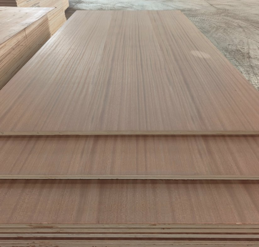High Quality Commercial Plywood 18mm Laminated Pine Plywood for Furniture