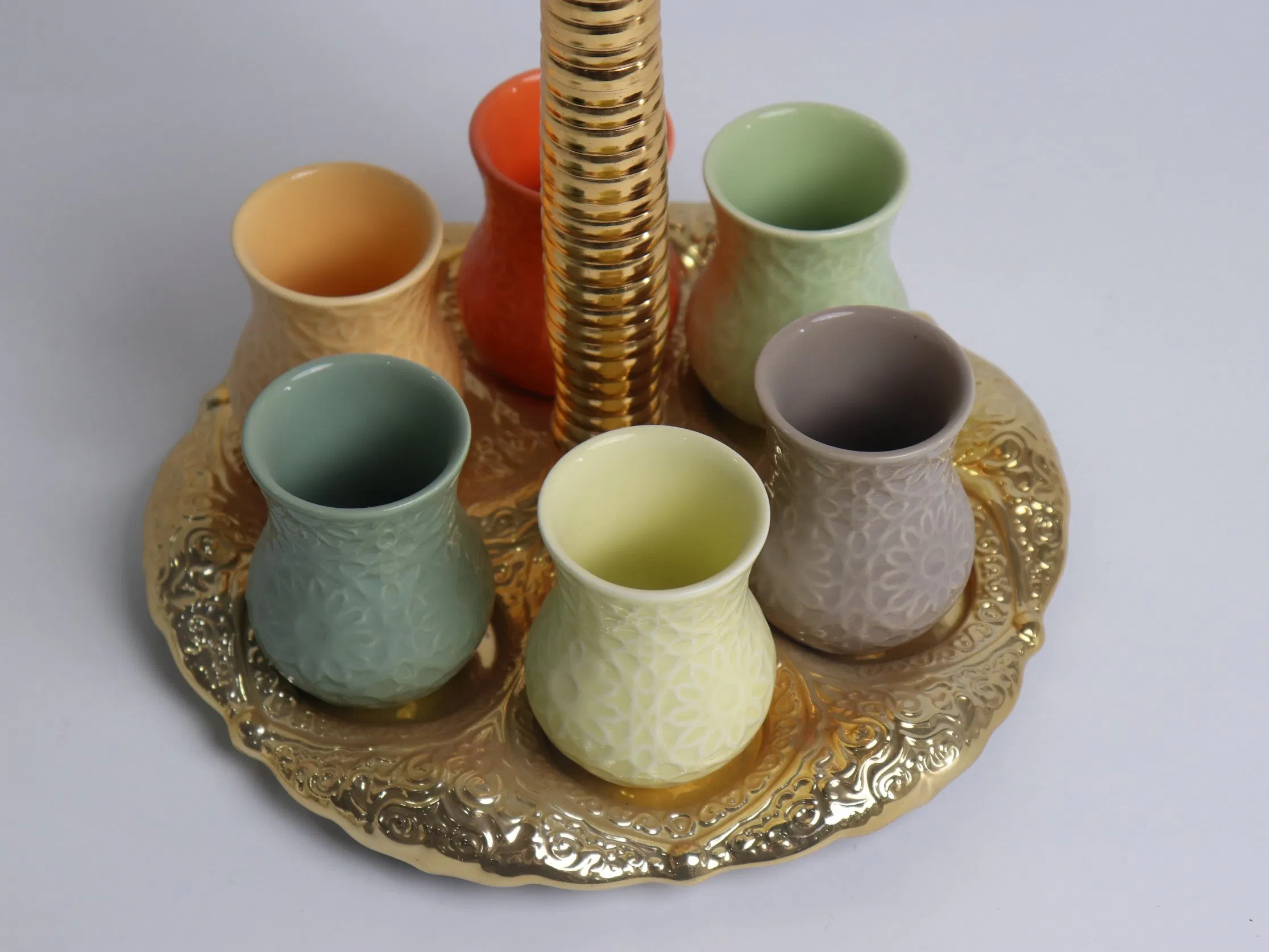 Elegant Gold Plated Iron Crockery Tray Set with Plastic Bowl