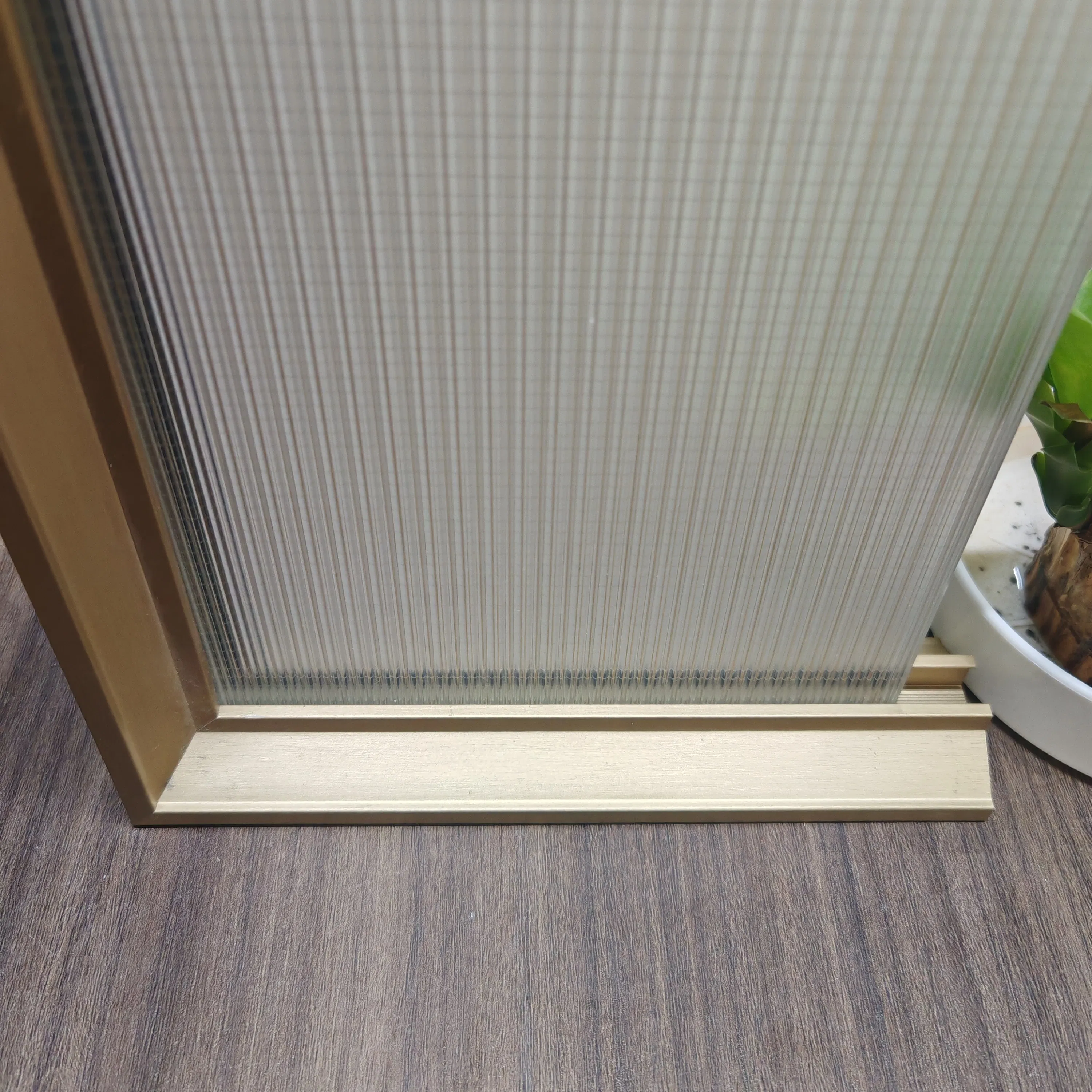 Stylish Decorative Fabric Glass with Elegant Laminated Finishes
