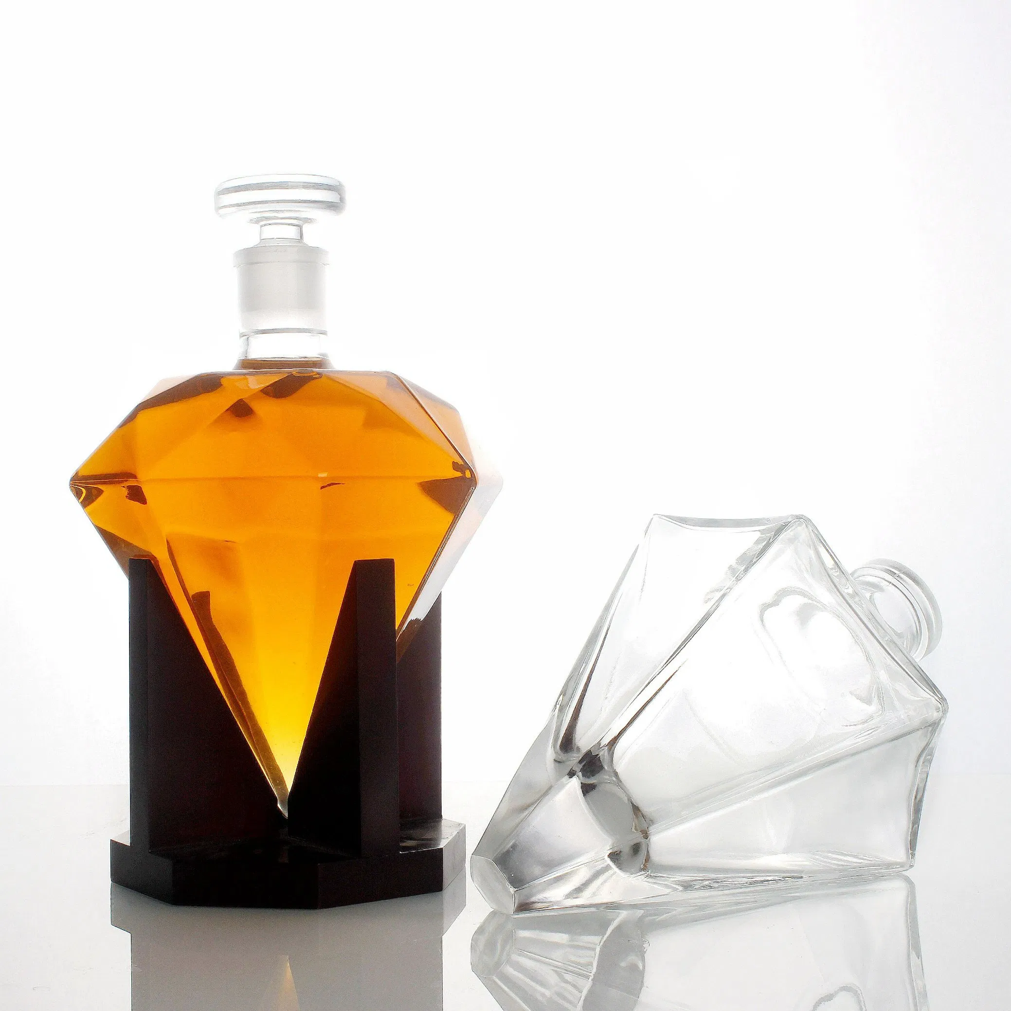 Amazon Diamond Shape Wine Bottle Glass Wine Decanter Craft Modeling Bottle with Wooden Base Stand