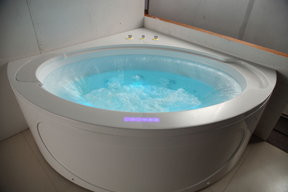 Угловая ванна с гидромассажем 1550 мм