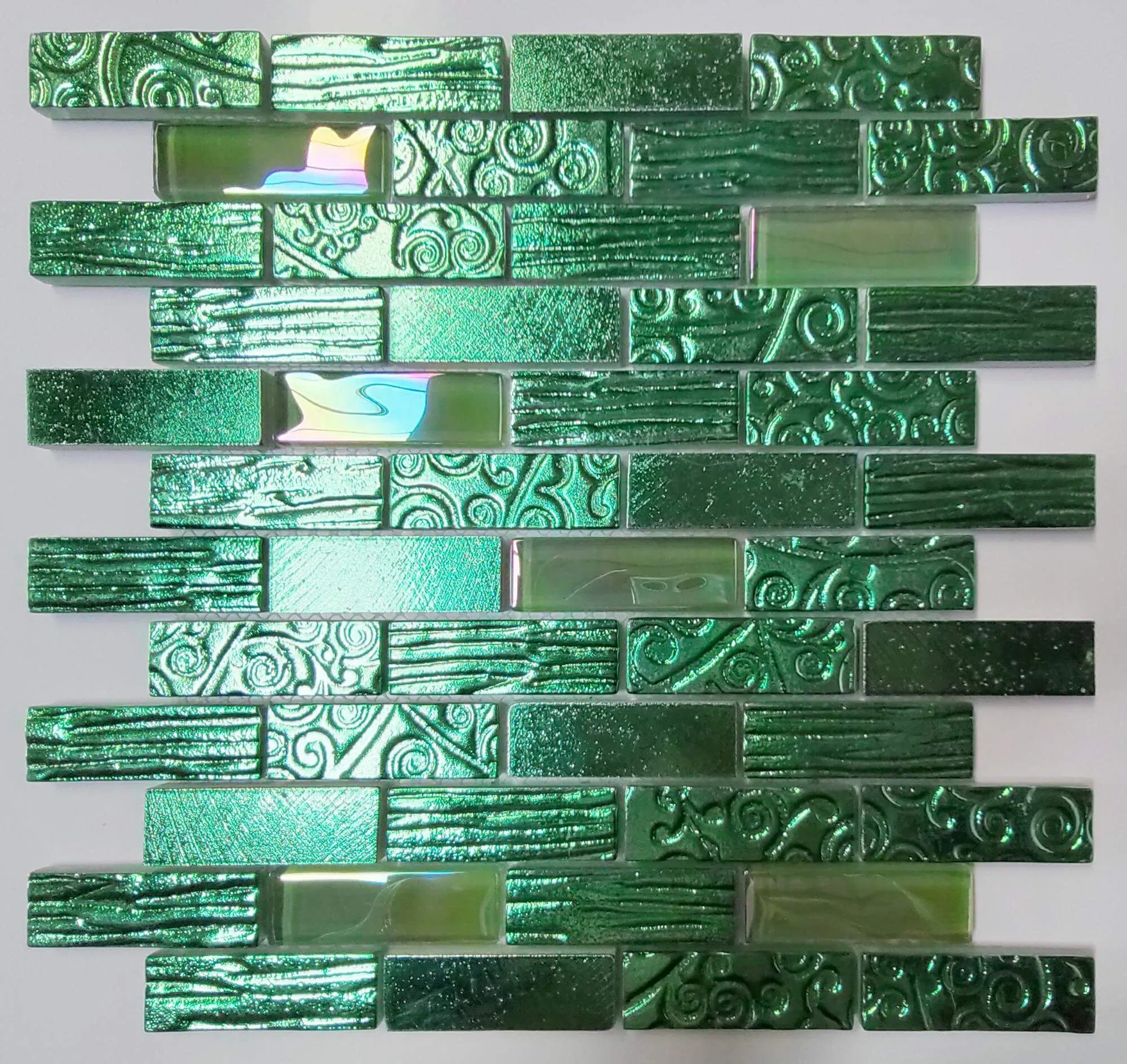 Мозаика из стекла с металлическими акцентами