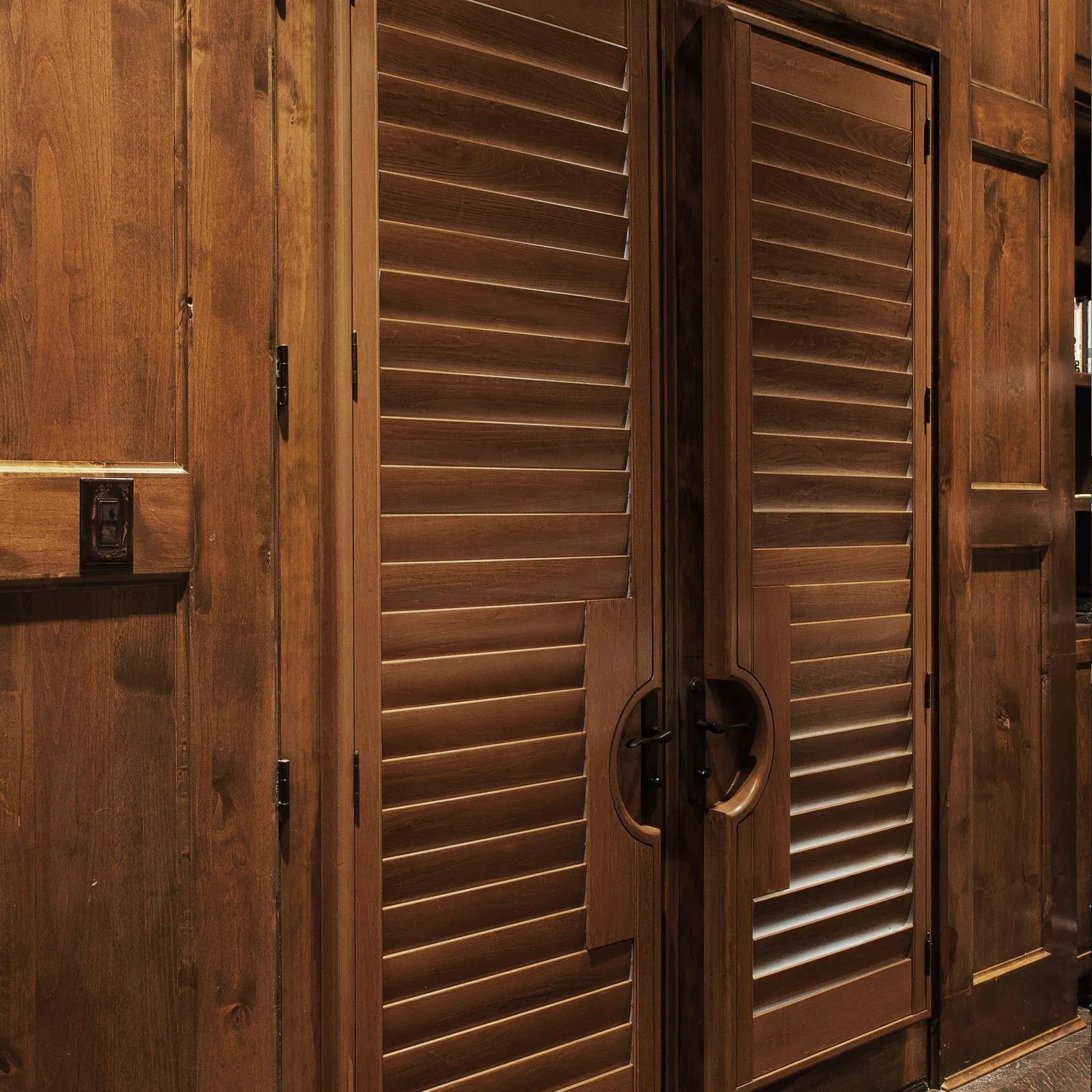 Indoor Wooden Slats Louvered Plantation Shutter for Window Coverings