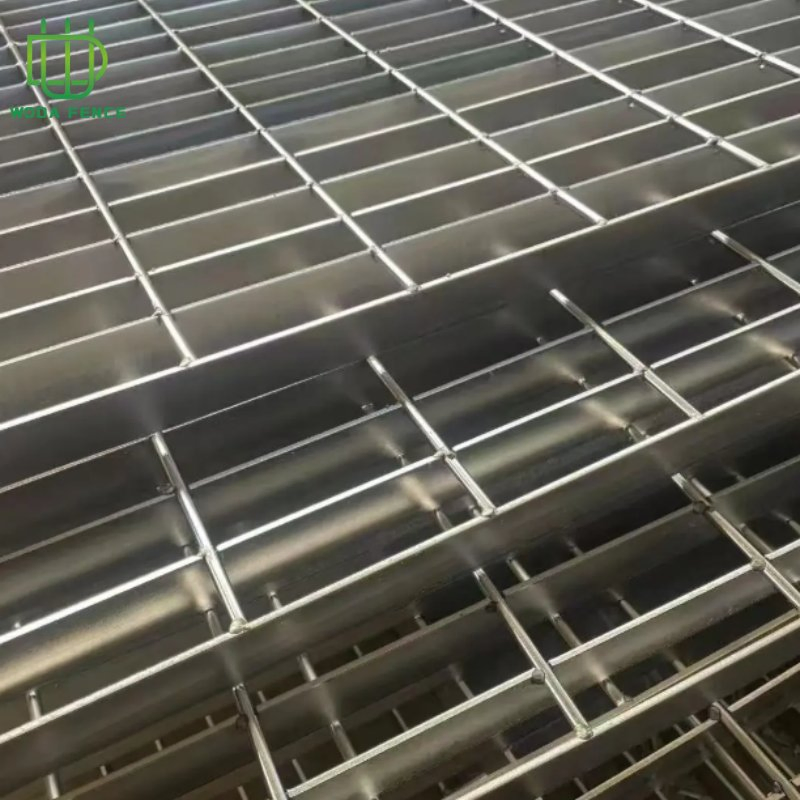 Black-Painted Stair Tread Steel Grating for Warehouse Stair Renovation