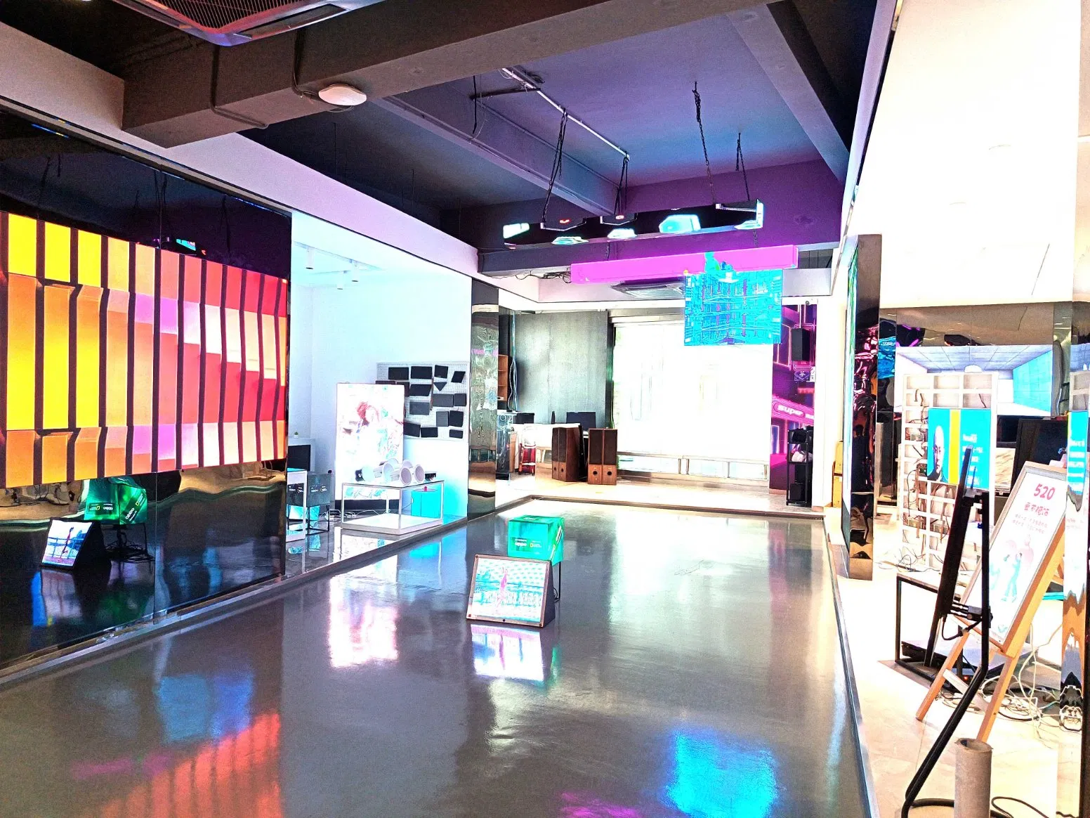 Transparent HD Glass Window Video Wall Screen Curtain Advertising LED Display