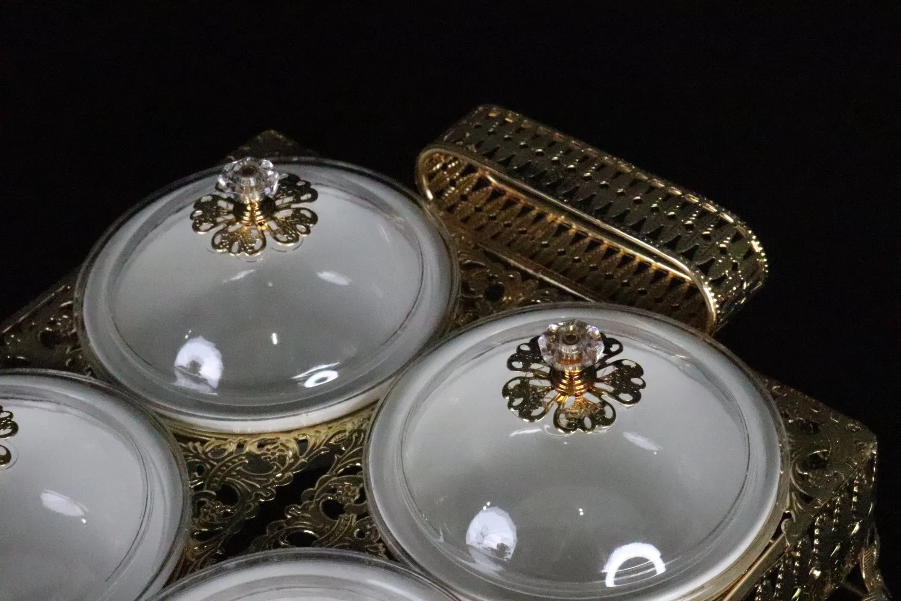 New High-End Gold-Plated Iron Art with 4 Ceramic Bowls with Lids