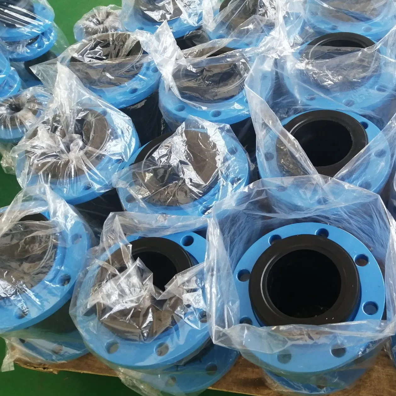 Carbon Steel Flange Steel Wire Frame Flexible Rubber Expansion Joint Compress Stretching