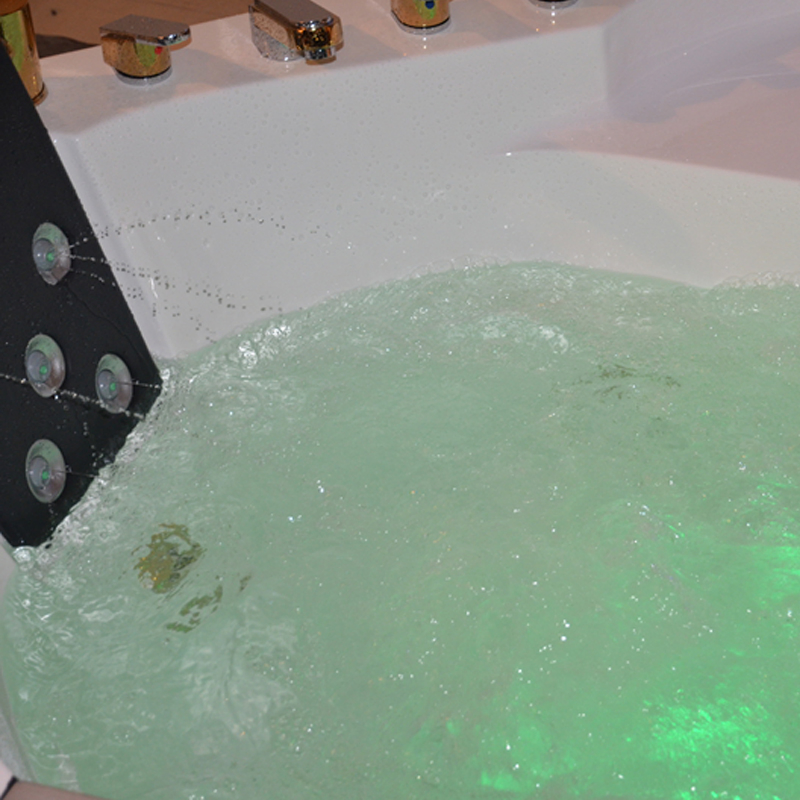 Угловая акриловая ванна с гидромассажем