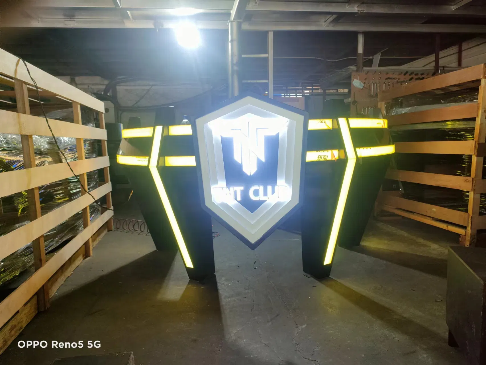 Customized Revolving Lifting LED DJ Booth Table DJ Stage for Night Club