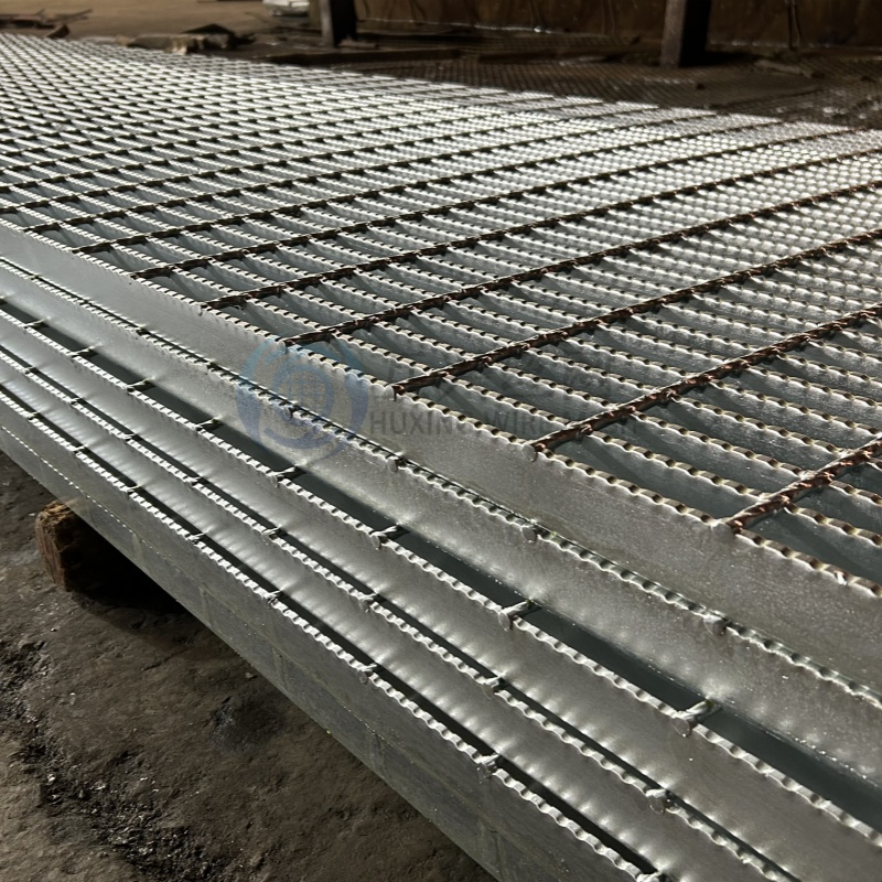 Heavy Zinc Coat Forge Welding Serrated Steel Grating Mild Carbon Steel Materials 1-1/4''x 3/16'' Rectangular Shape Bar Steel Grating for Metal Safety Platforms