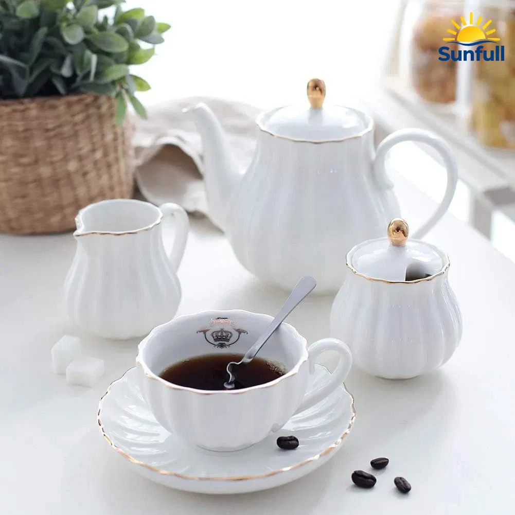 Фарфоровый чайный сервиз с чайником, сахарницей и молочником